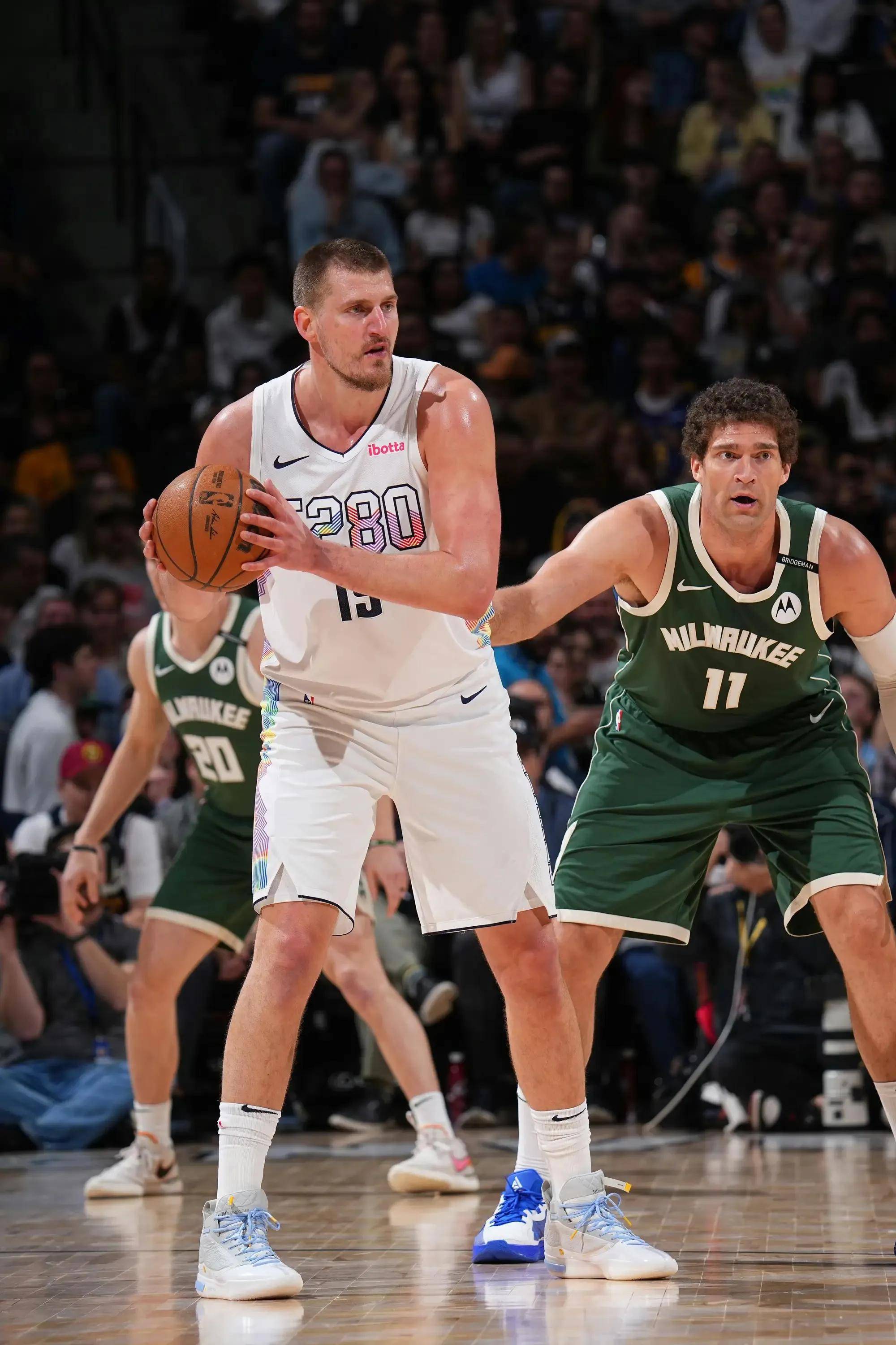 目光投向更 目光投向更